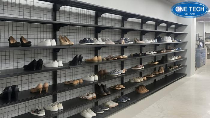 Đội ngũ kỹ thuật OneTech lắp đặt kệ giày dép tại Đồng Tháp