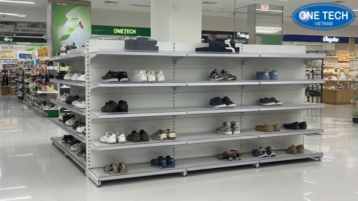 Mẫu kệ siêu thị dùng trưng bày giày dép phổ thông