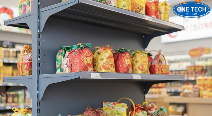 Kệ trưng bày giỏ quà mini trong cửa hàng tiện lợi, gọn và dễ tiếp cận