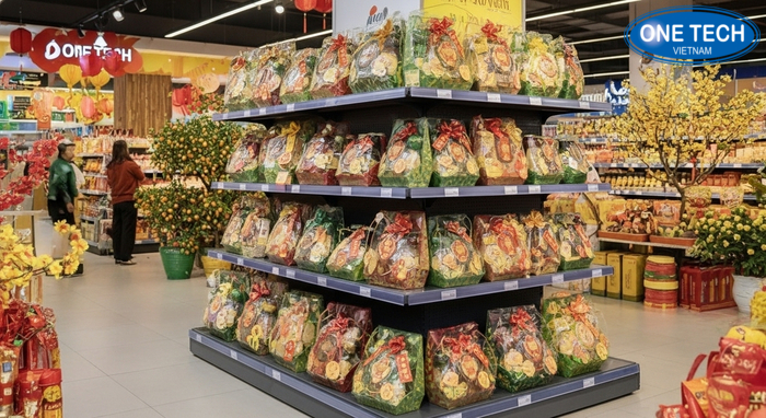 Kệ trưng bày giỏ quà Tết cho siêu thị, nhiều tầng và bố trí giữa lối đi