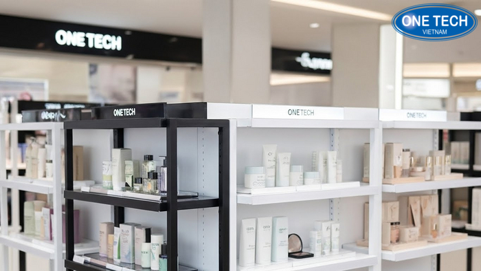 Minh họa quy trình giao và lắp đặt kệ trưng bày mỹ phẩm