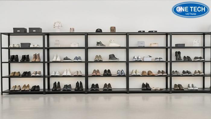 Không gian cửa hàng giày dép hiện đại sử dụng kệ trưng bày chuyên nghiệp