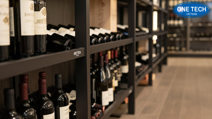 Minh họa trước và sau khi vệ sinh kệ rượu cho thấy bề mặt dễ lau chùi