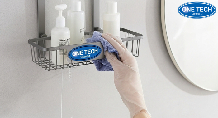 Vệ sinh kệ treo dầu gội dây bằng khăn mềm giúp kệ sạch và bền