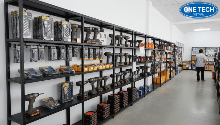 Kệ treo tường trưng bày máy khoan giúp tiết kiệm diện tích cửa hàng