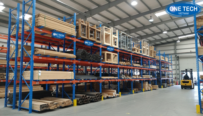 Bảng so sánh ưu điểm và nhược điểm của kệ tay đỡ trong kho hàng