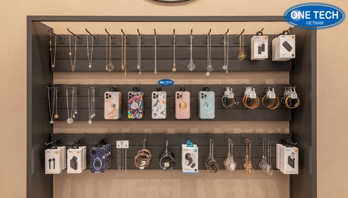 Các mẫu kệ móc treo phụ kiện phổ biến như kệ khung lưới, kệ treo trang sức, kệ treo quần áo kết hợp phụ kiện
