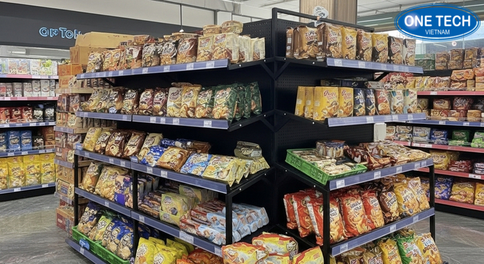 Kệ đa tầng trưng bày mì tôm Kệ đa tầng trưng bày mì tôm kết hợp đồ ăn nhẹ