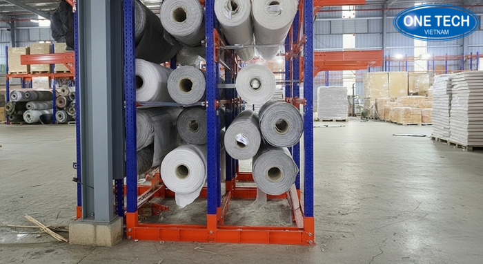 Kệ để vải cuộn khung sắt với thanh ngang chịu lực