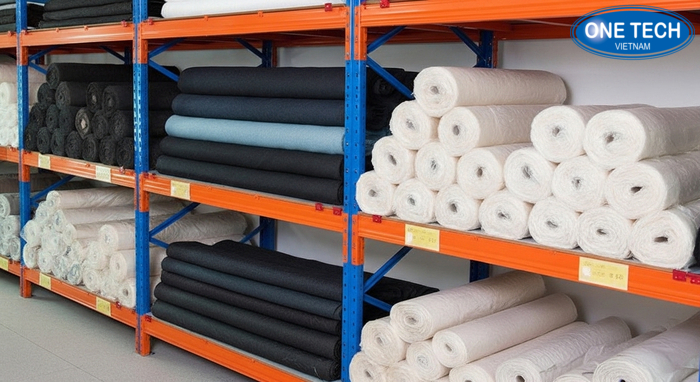 Kệ đứng đa tầng chứa vải, phân tầng theo nhóm màu và chất liệu