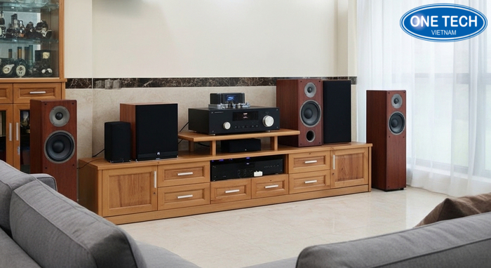 Kệ trưng bày loa trong phòng khách gọn gàng và sang trọng