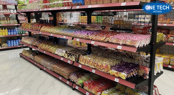 Kệ trưng bày mì tôm tiêu chuẩn Kệ trưng bày mì tôm tiêu chuẩn trong cửa hàng