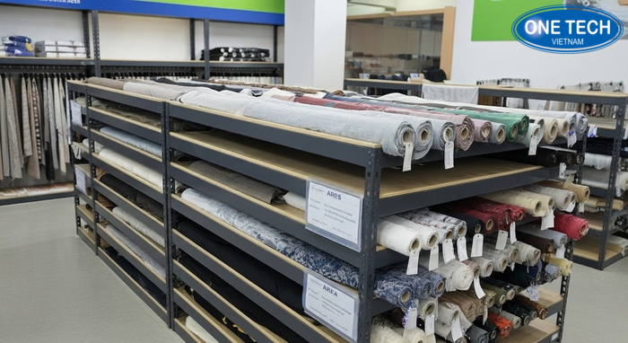 Minh họa kệ trưng bày vải thiết kế tối giản, dễ tháo lắp, phù hợp không gian hiện đại