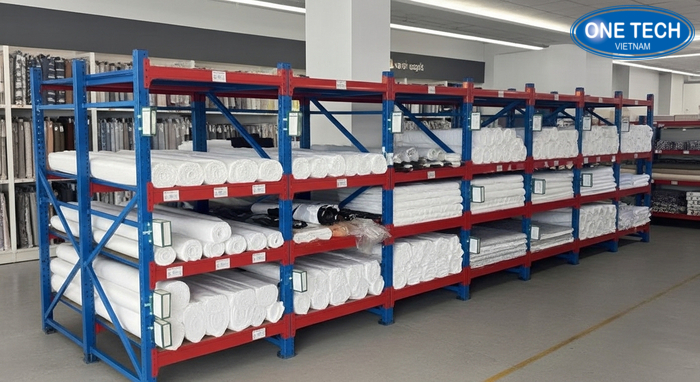 Tổng quan kệ trưng bày vải trong cửa hàng thực tế, bố trí lối đi và khu trưng bày