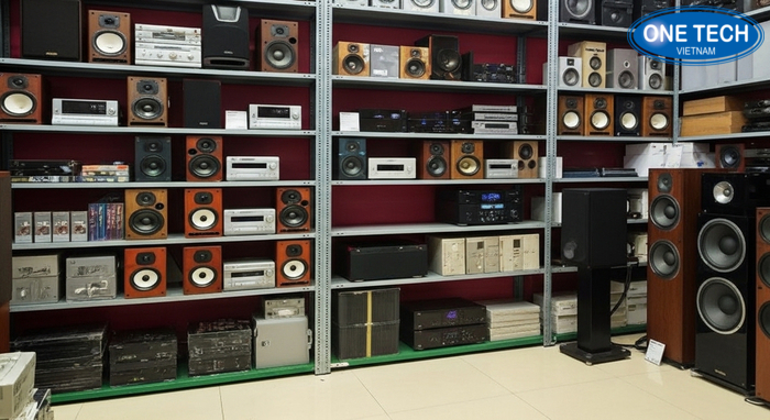 Kệ V lỗ tải trọng lớn trưng bày loa cho showroom