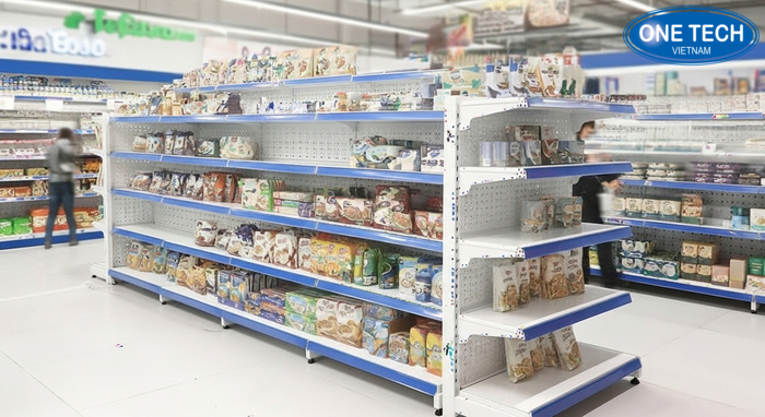 Mẫu kệ đôi giữa nhà giúp tăng diện tích trưng bày cho cửa hàng tạp hóa