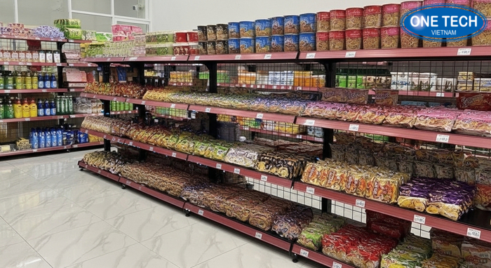 Kệ trưng bày mì tôm tối giản Mẫu kệ trưng bày mì tôm phong cách tối giản, tối ưu không gian